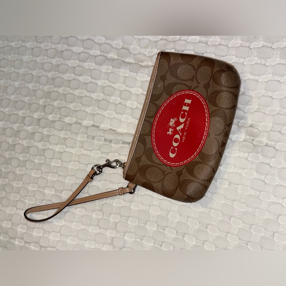 COACH Medium Wristlet New York Horse & Carriage Khaki Crimson🤎